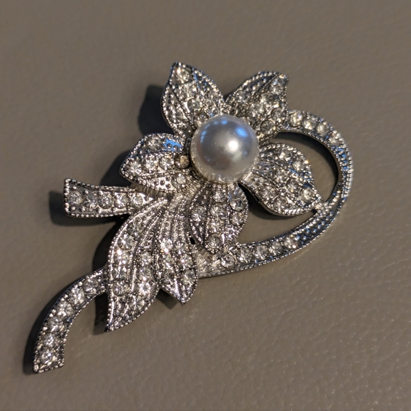 Jewelry - Icy Brooch